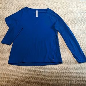 Woman's Under Armour Shirt Large